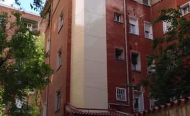 Fachada de patio interior. Calle del General Ramírez de Madrid, 44, Madrid.