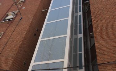 Fachada exterior con derribo de escaleras. Avenida Reyes Católicos, 29, Alcalá de Henares.