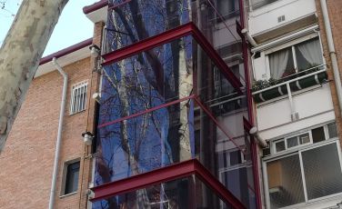 Fachada exterior con derribo de escaleras. Calle de la Ribera del Manzanares, 51, Madrid.