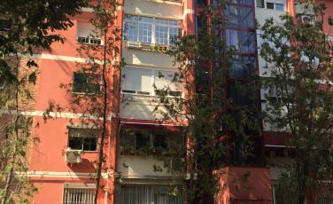 Fachada exterior con derribo de escaleras. Calle de Santa Pola, 3, Madrid.