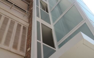 Fachada exterior con derribo de escaleras. Calle Santovenia, 12, Madrid.