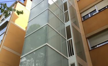 Fachada exterior con derribo de escaleras. Calle de Telémaco, 20-24, Madrid.