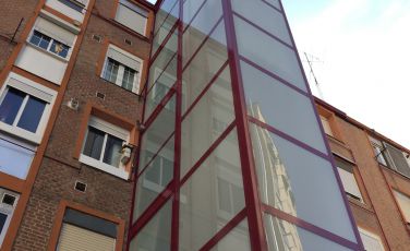 Fachada exterior con derribo de escaleras. San Juan de Mata 49, Madrid